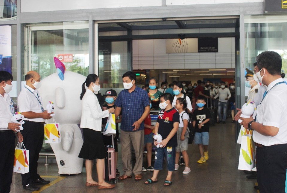Đại diện ngành du lịch Đà Nẵng chào đón các vị khách đầu tiên trở lại Thành phố sau khi dịch bệnh được kiểm soát. Ảnh: VGP/Lưu Hương